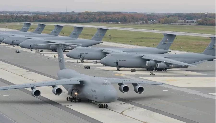 《耶路撒冷邮报》报道，当地时间30日，多架美军C-17军用运输机、C-5M军用运