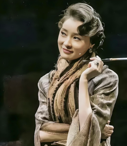 这是吴越最好看的一个造型，原来不是她长的不好看，而是她不屑于认真打扮自己，只要好