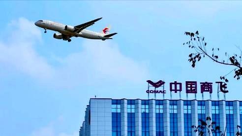 看着C919在蓝天里越飞越稳，我心里酸溜溜又热乎乎的。想起以前咱为了求个适航证