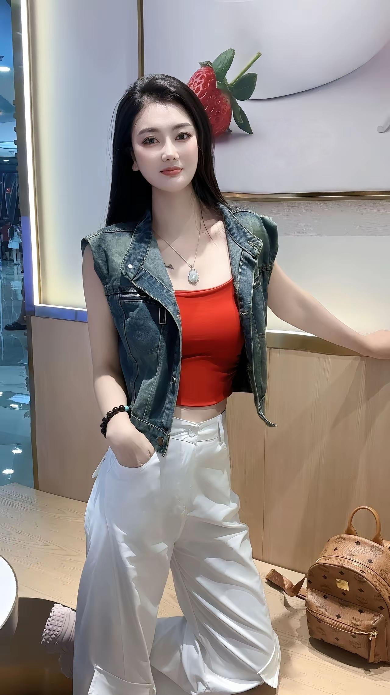 元气少女穿搭指南💗牛仔外套+红色背心+白色阔腿裤，清新又时尚！👗👠👜