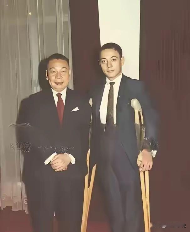 这是蒋经国与时年35岁长子蒋孝文的合影。不得不说，当时的蒋孝文又高又帅，蒋经