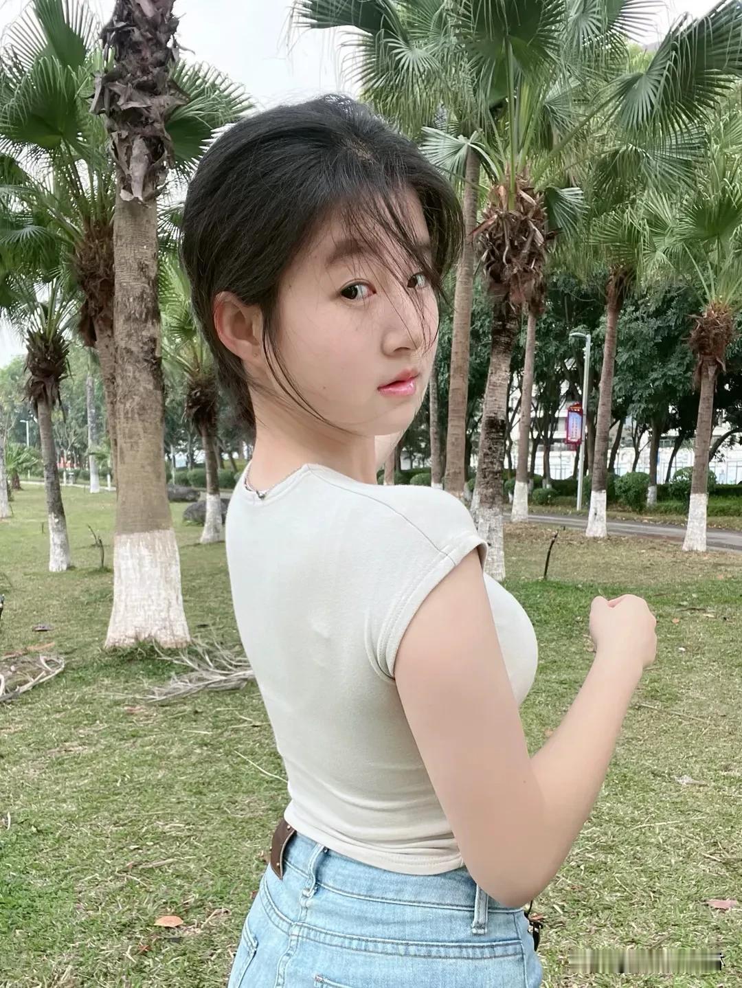 湖畔微风拂面，少女凝望水面发丝轻扬，时光定格温柔瞬间此刻静谧，如诗如