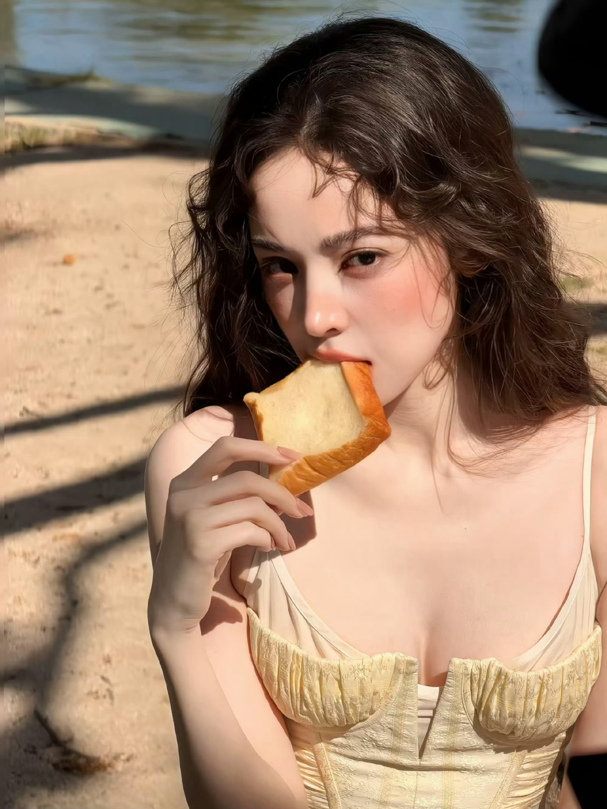 娜扎咬面包神图我想象中咬面包的样子