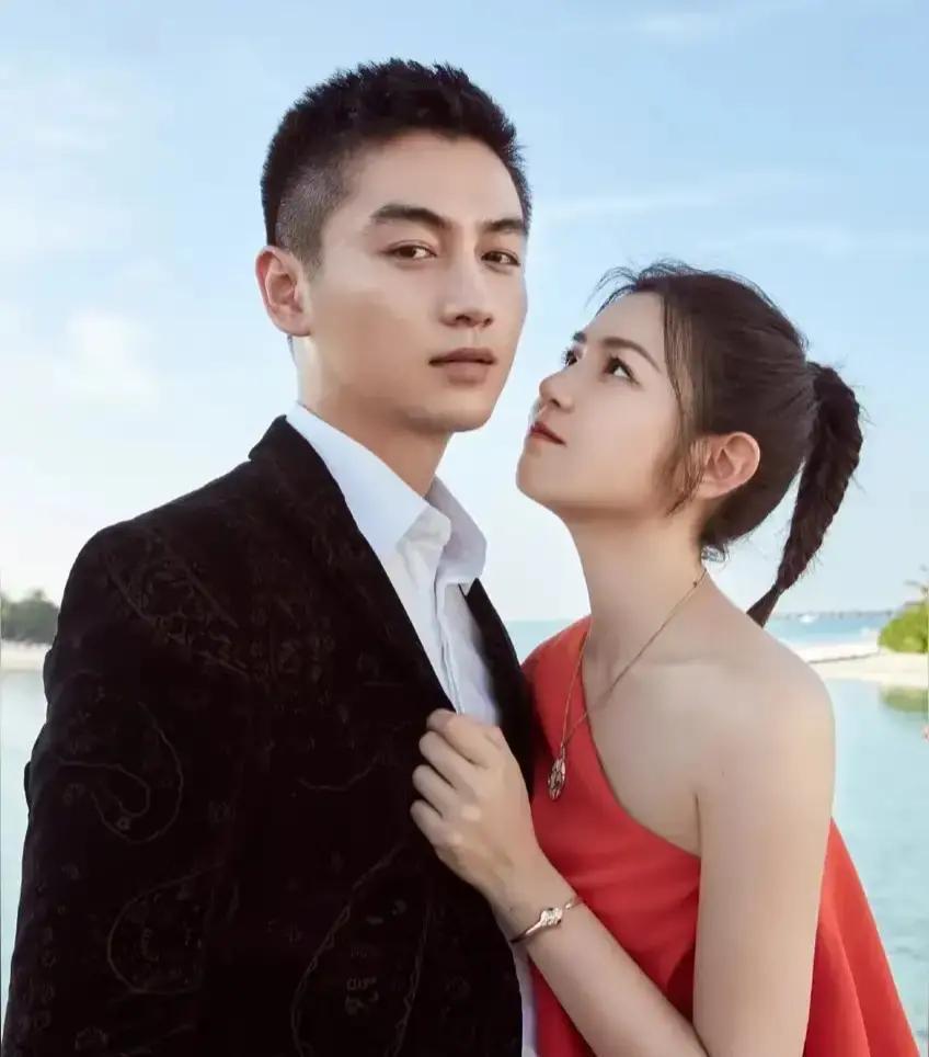 别猜了。陈晓陈妍希的婚姻，早进化成了“有限责任公司”。你看他们的动作：绑定