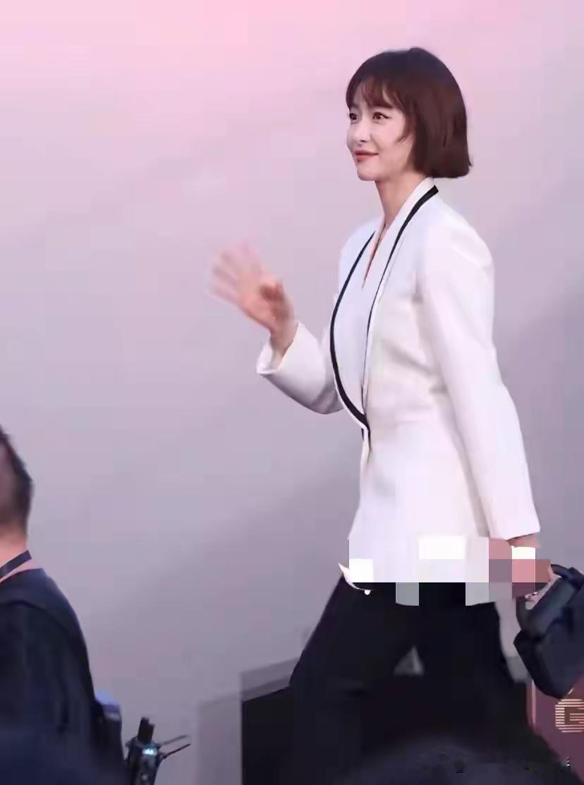 芭莎之夜红毯合集：戚薇身穿3D打印水花裙，娜扎神女造型太出圈​