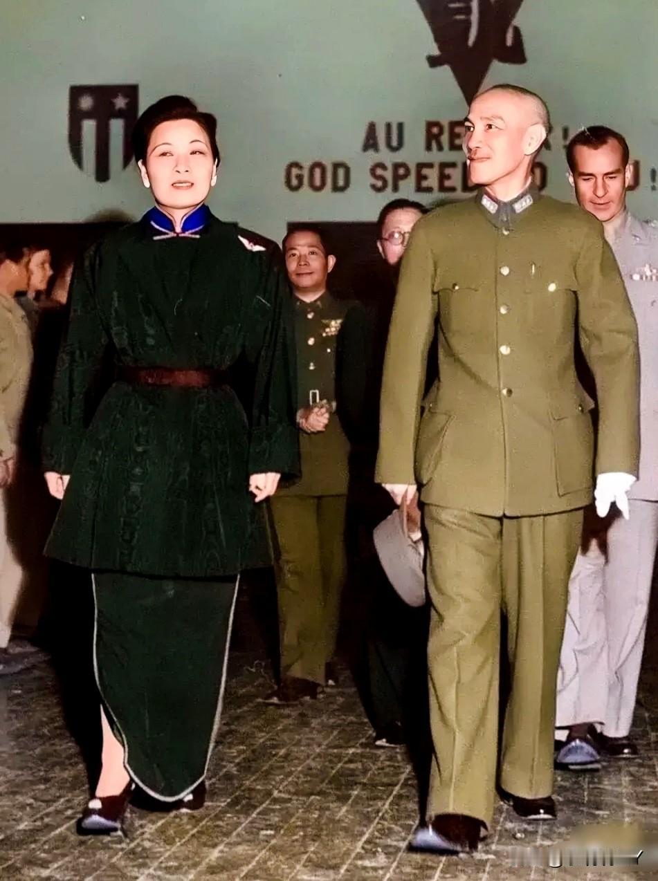 这张照片拍摄于上世纪40年代的重庆，这便是宋美龄的真实模样，而非演员所饰演，而是