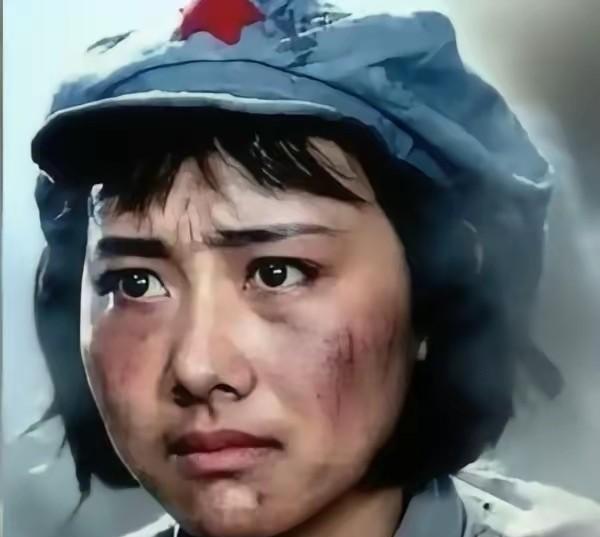 1937年马家军押解一队西路军女俘虏去青海，途中休息时，一匪兵朝周围看了看，压低