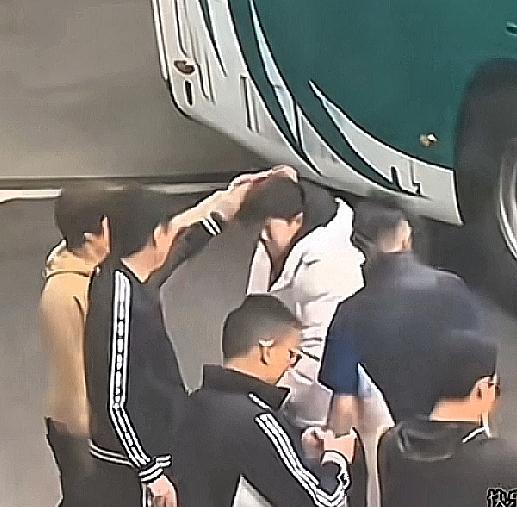 哈哈哈有网友说莎莎才长一米七终于找到原因了不然我莎莎可以长到一米八。原来