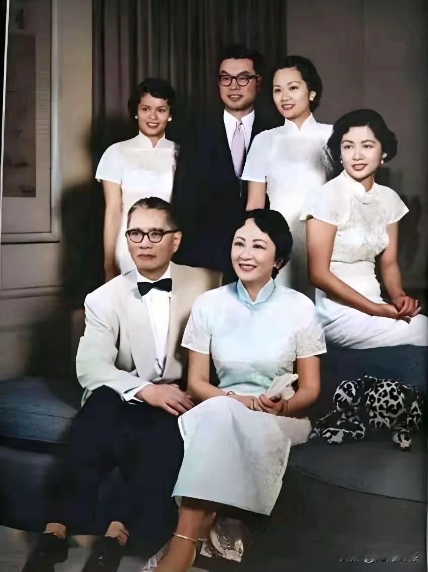 宋子文夫妇与他们的三个女儿及大女婿合影，一家子人的颜值都非常高，不愧是四大家族出