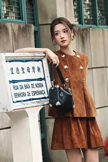 卢昱晓这组lv造型适配度很高啊