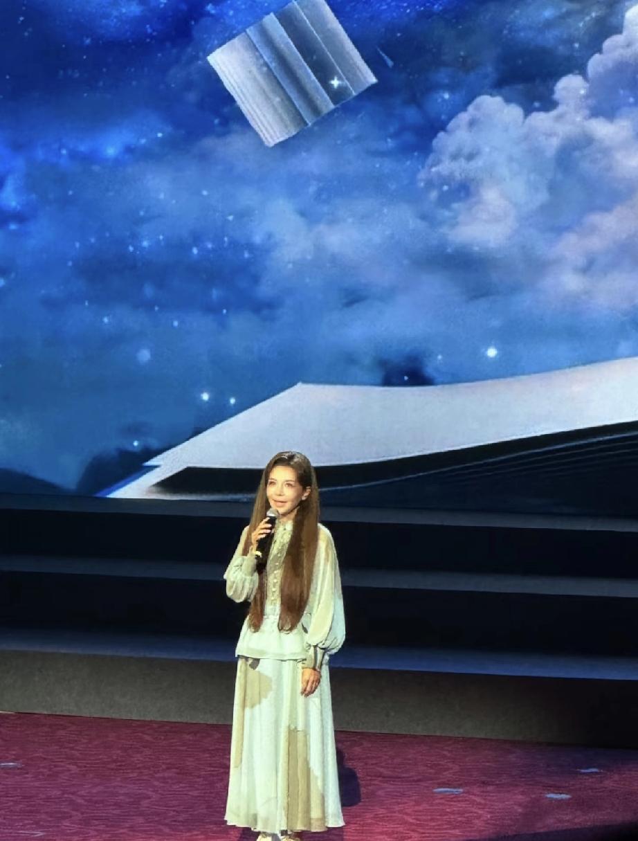 4月21日，朱迅现身南昌演讲，路人镜头下她嘴角下垂身形暴瘦，看着病怏怏地，她自曝