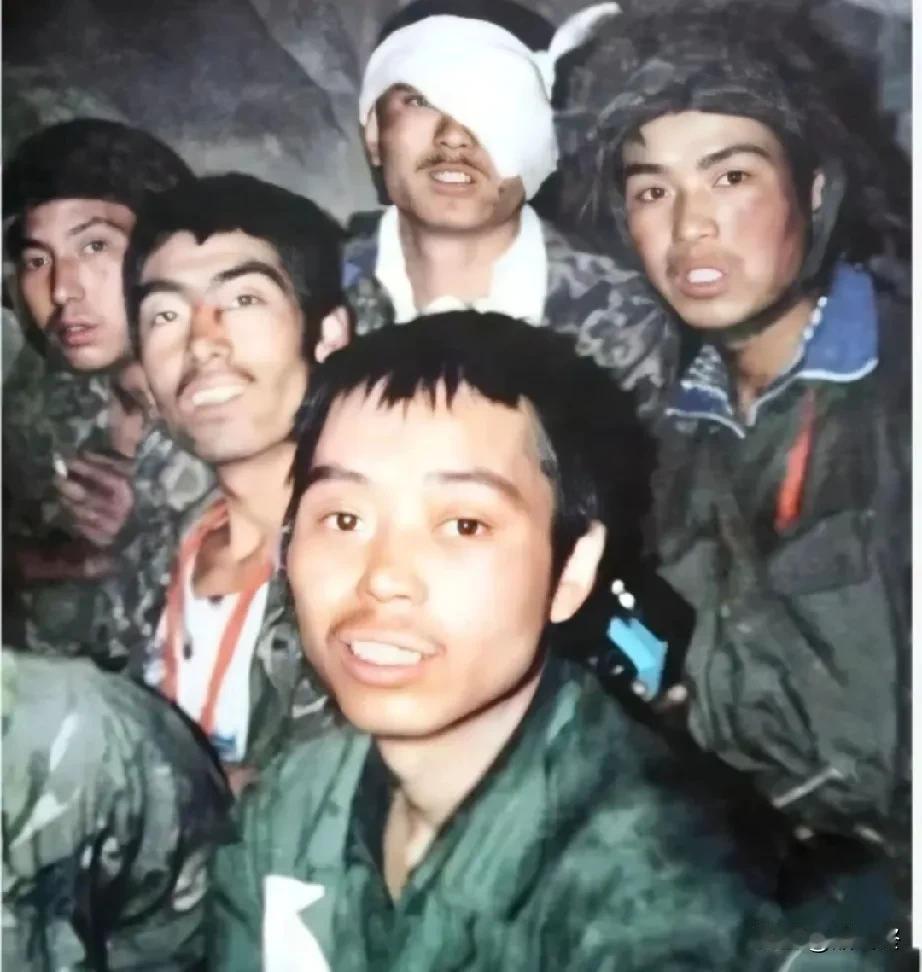 这是黑豹突击队完成拔点作战后，幸存队员在山洞里的留影。1987年1月7日，我军