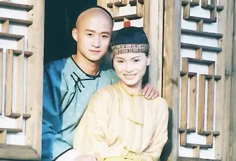 当年，24岁的吴京很迷恋27岁的樊亦敏，表示非娶她不可，樊亦敏附和道：“三年内赚