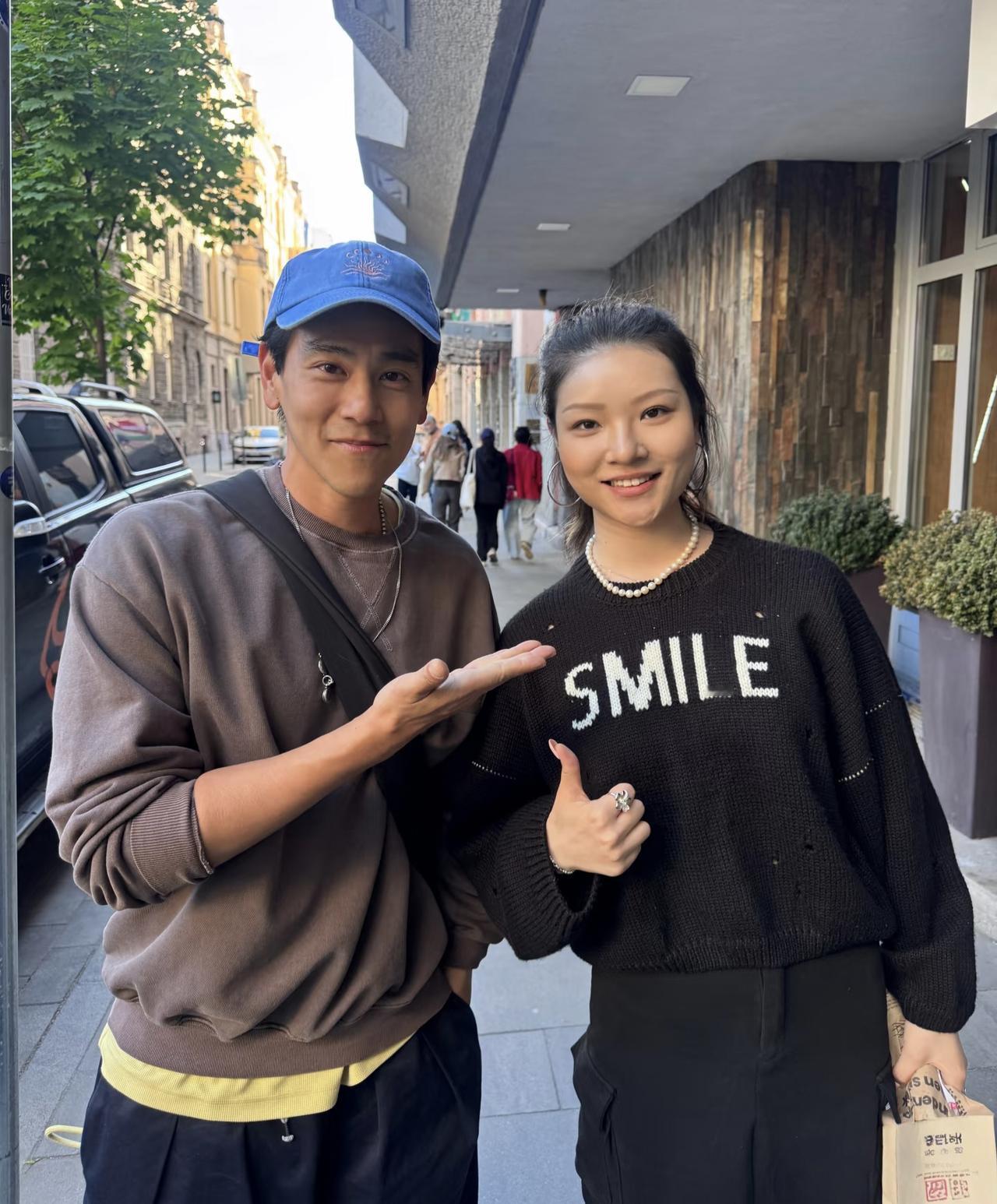 4月25日，彭于晏在布达佩斯旅游被中国游客偶遇，他当天的打扮非常时尚，看起来很年