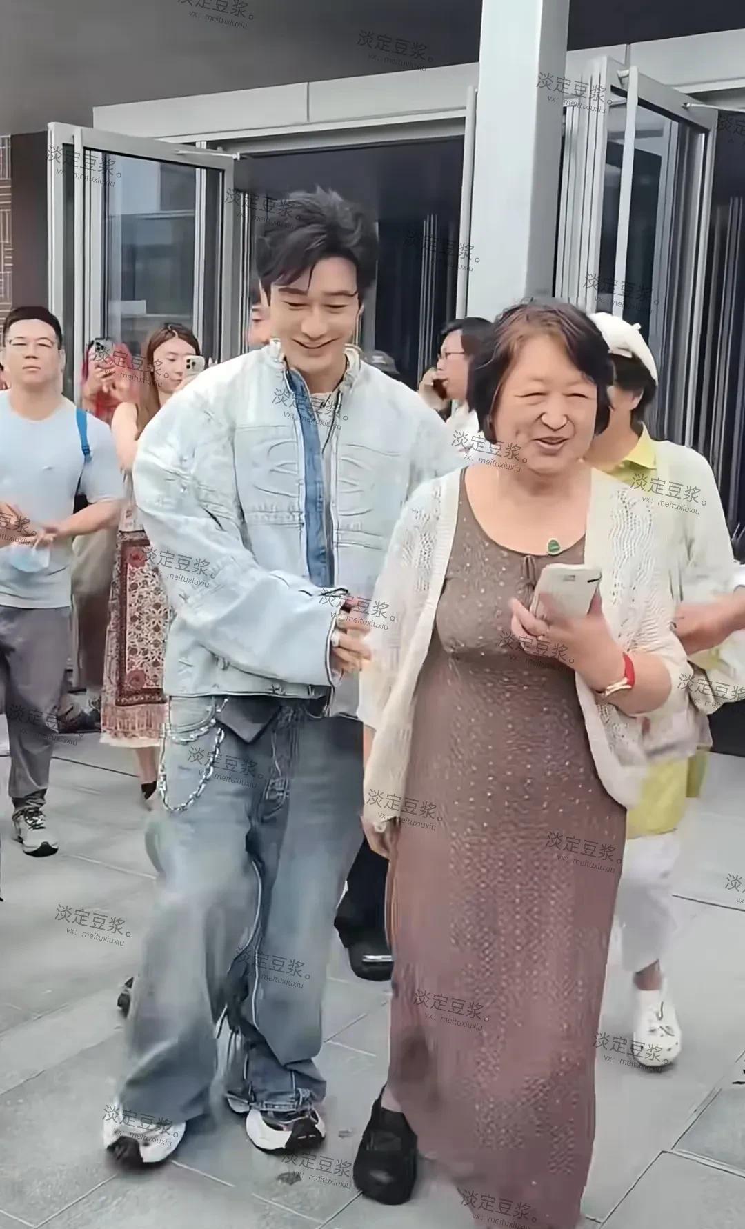 黄晓明妈妈咋不提醒提醒她儿子，别人都穿短袖短裤了，他还穿那么厚的牛仔服，而且里面