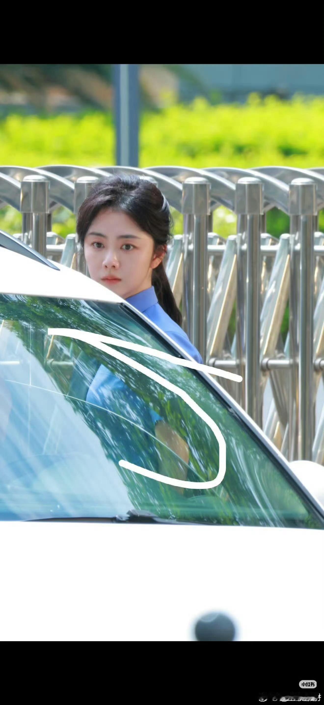 谭松韵和我对视了谭松韵看过来的这一瞬间谭松韵新剧路透美到心巴🥰！检察官制服配