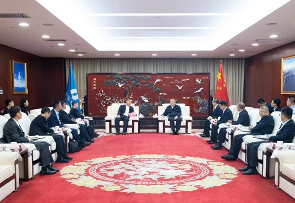 叶向东与中国电气装备总经理闫华锋举行会谈