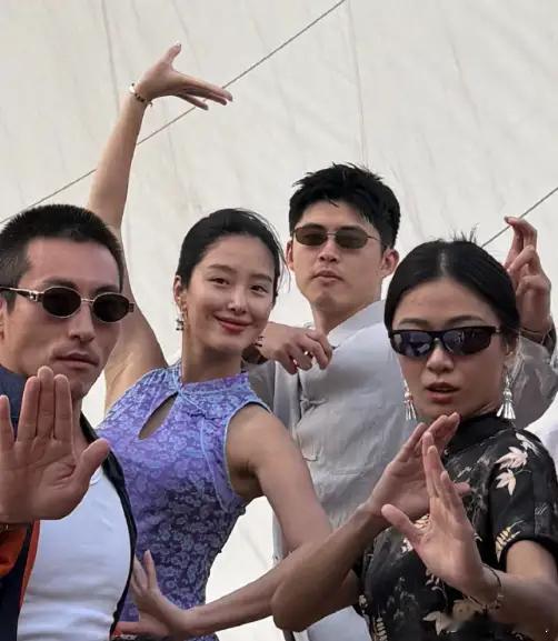 杨采钰老公晒照为杨采钰庆32岁生日近日，杨采钰在社媒首次公开和老公张向荣的合照