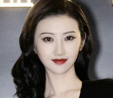 很明显景甜是被造谣了，理由很简单，主要有两条第一，明知dy非法还和大佬签协议