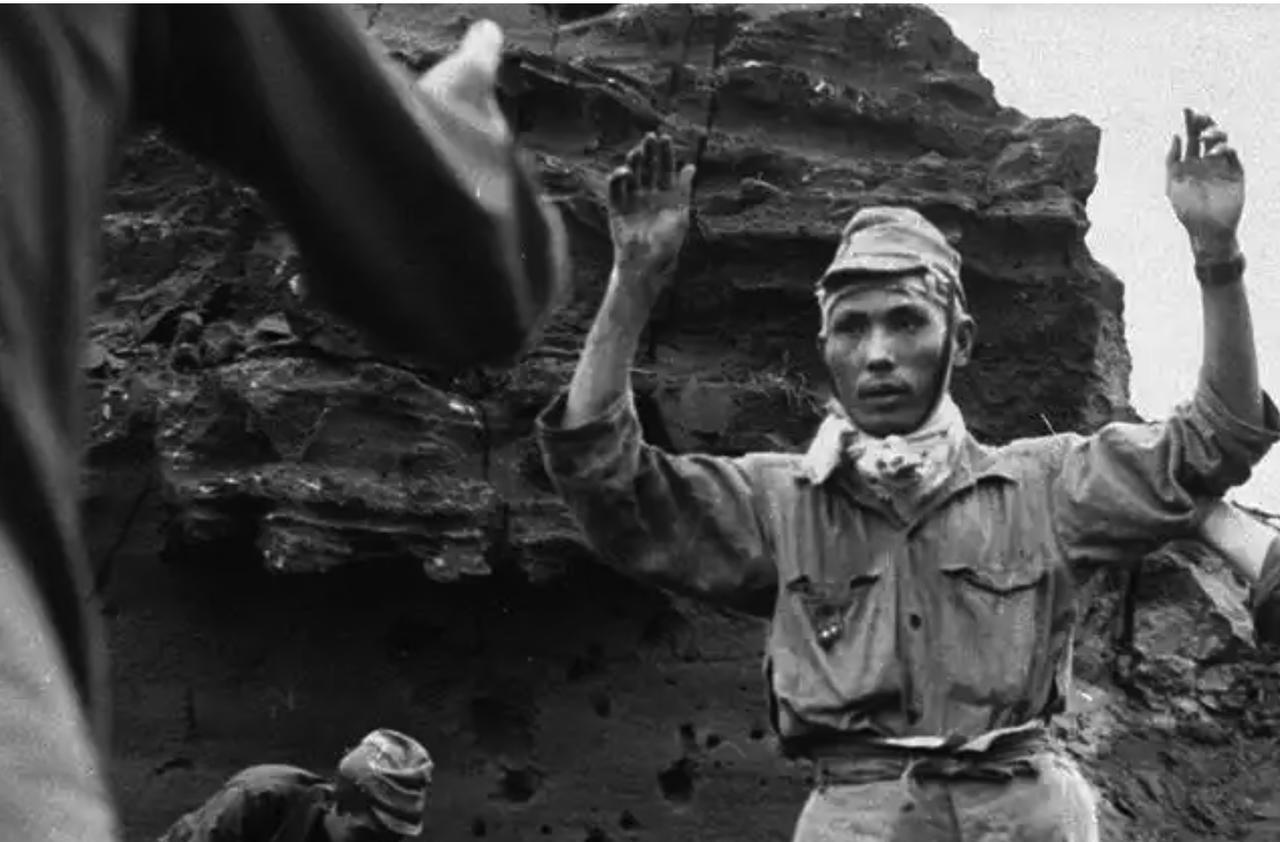 1944年，南京6名日本兵，偷拿了6条枪、47万元金票，准备投奔新四军，谁知，3