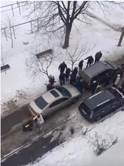 泽连斯基已经站在政变边缘，乌克兰民众自发组织抵抗征兵中心乌克兰当局记录到