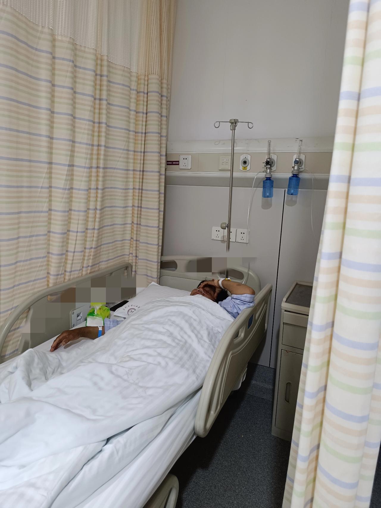 大妈今年70岁，来到医院做搭桥手术，两个女儿和一个女婿把她送到医院的，她刚进病房