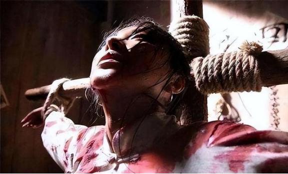 1945年，日军轮奸了黄美英，紧接着在她的下身灌入辣椒水，还割去了她的双眼和双乳