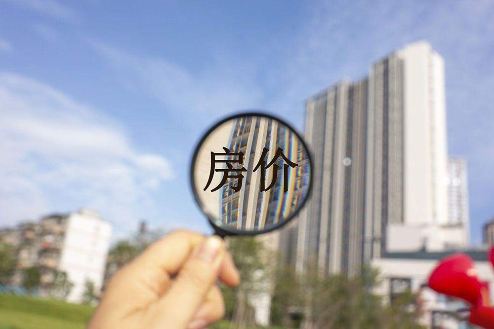 武汉楼市这地段的影响真是太明显了。就拿武昌滨江来说，这里临江，景观资源稀缺，周边