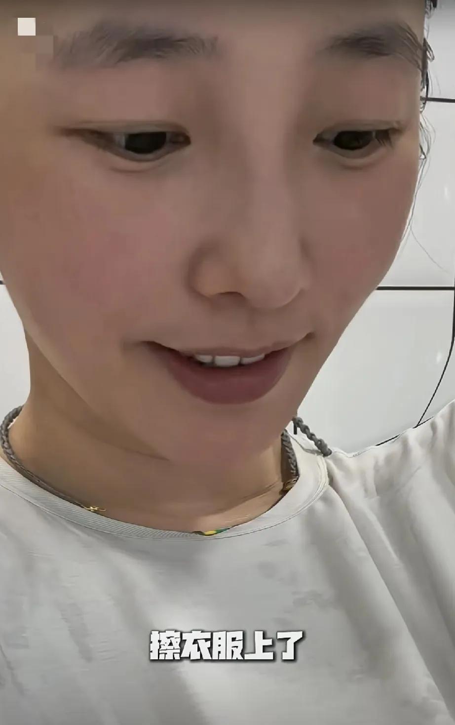 白百何素颜和普通人也没什么区别啊，皮肤虽黑但挺细腻的。#白百何#