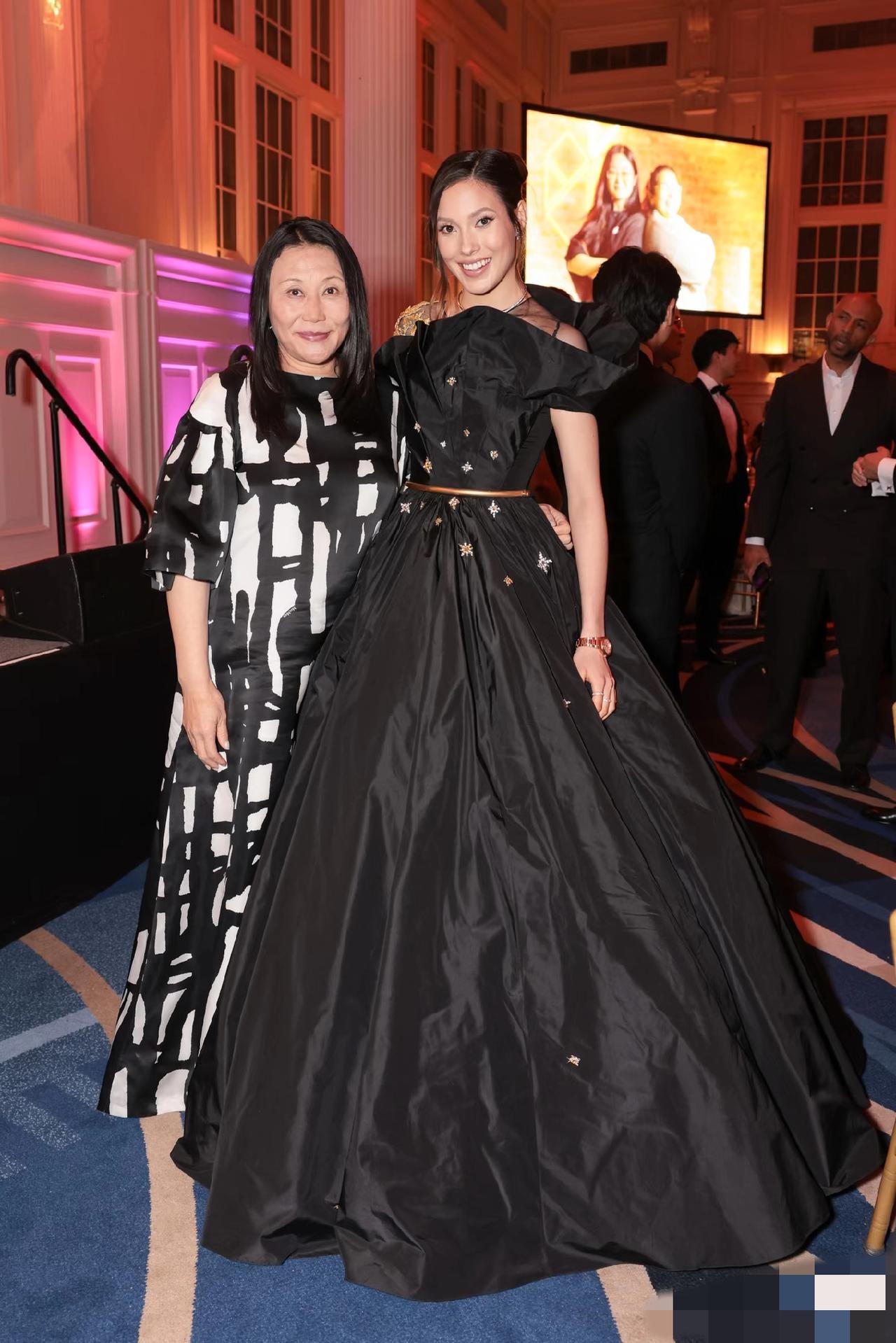 近日，谷爱凌与母亲谷燕一起现身纽约参加时尚活动，谷燕真不容易，63岁的老太太了还