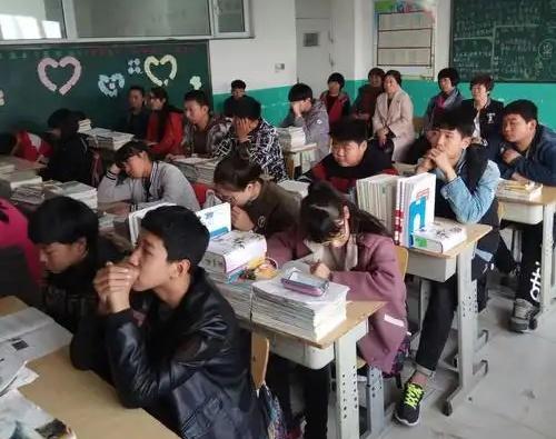 孩子是不是读书的料，看这几点就知道了！1、看孩子会不会玩！有家长会说，谁还不