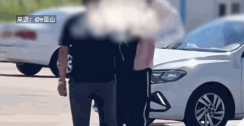 内蒙古，女子在驾校里学车，不遵守驾校规矩，直言不想和别人轮流练车，开车速度还特别