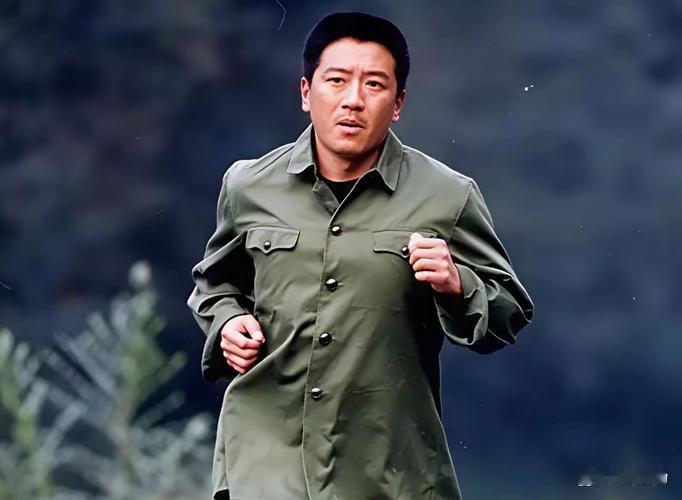 一个演员，戏拍到七成，突然提出片酬翻倍，不答应就停演。导演没多解释，把已经拍好的