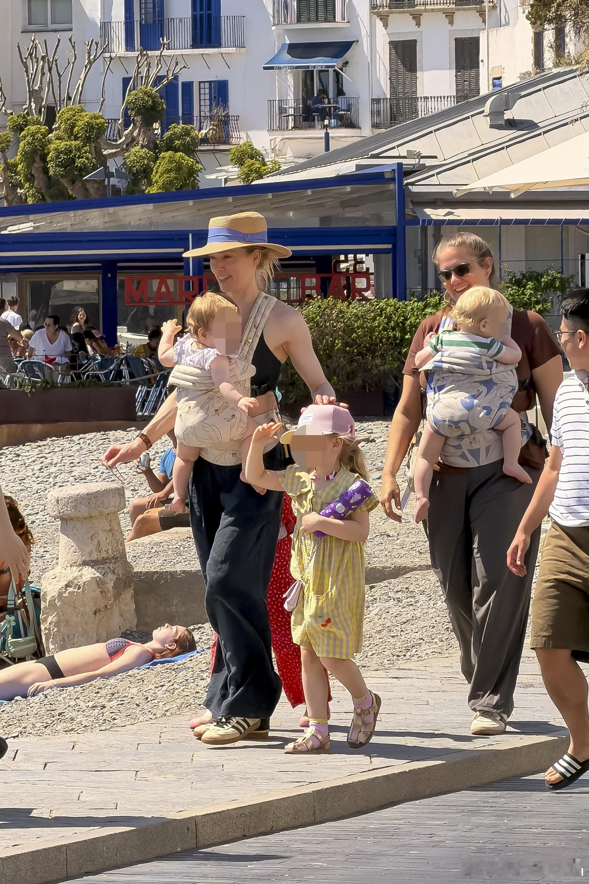 amberheard艾梅伯希尔德带着女儿和一对双胞胎到西班牙的卡达克斯度假，带