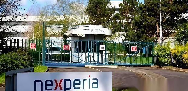 荷兰媒体最近捅出了一个大新闻：那些价值连城的光刻机，可能快要变成“大铁块”了。