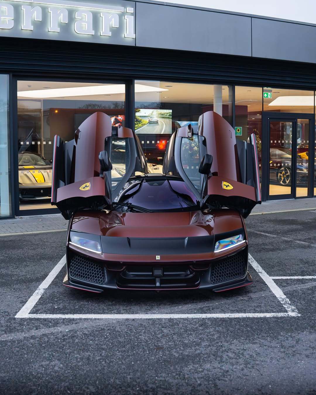 一台特殊车漆的法拉利神车F80RossoTaormina陶尔米纳红。这是法拉利