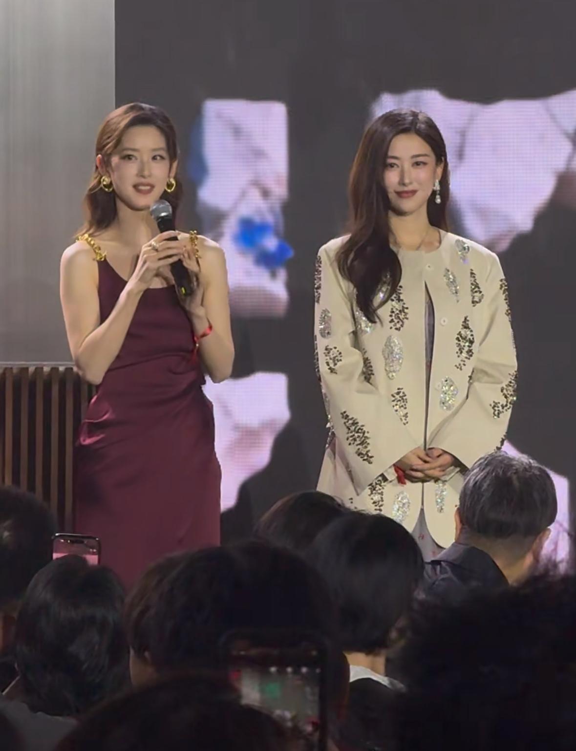 章泽天朱珠ucca艺术晚宴同框，一直以为朱珠是大脸御姐，哪曾想和惯常被认为是头小