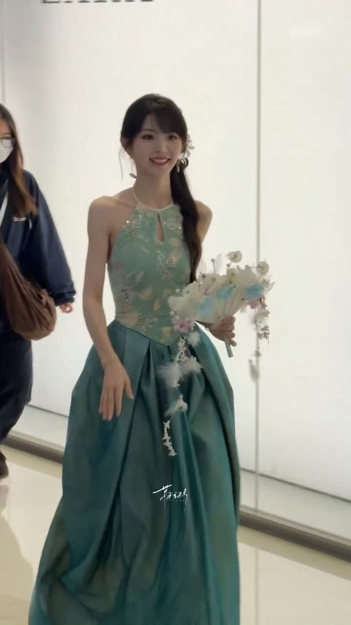 活力元气美少女田曦薇，线下活动状态超在线。