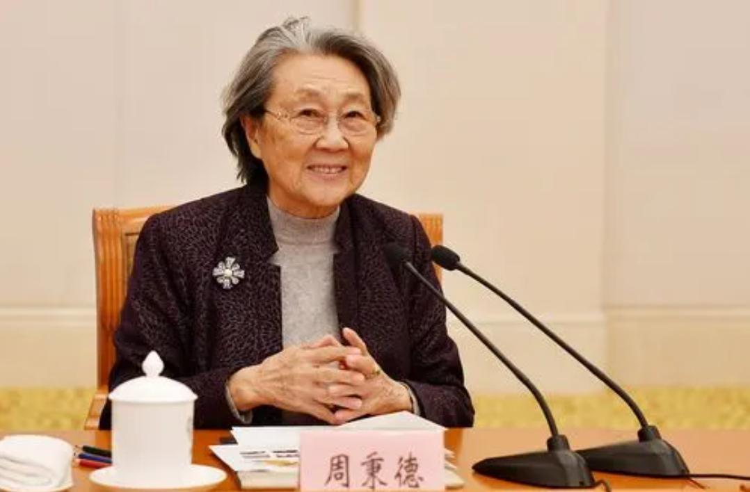 1955年周恩来请初恋女友吃饭，邓颖超得知后责怪：怎么不合张影？“老周，你见着