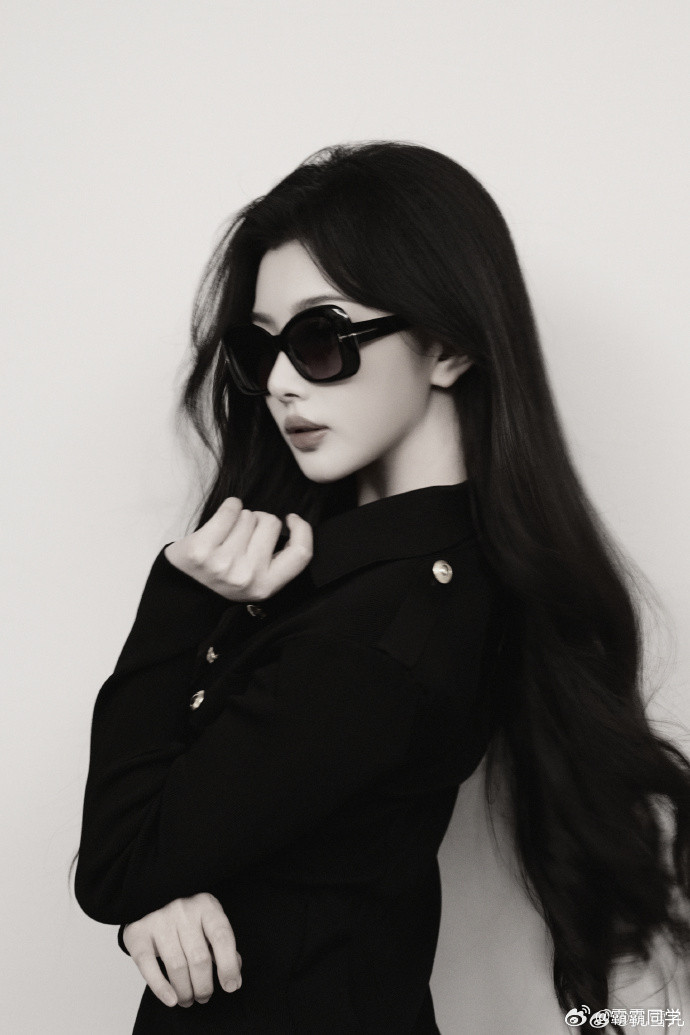 孔雪儿戴个墨镜帅成啥了孔雪儿这波墨镜造型太绝了！平时甜妹一枚，墨镜一戴秒变酷拽老