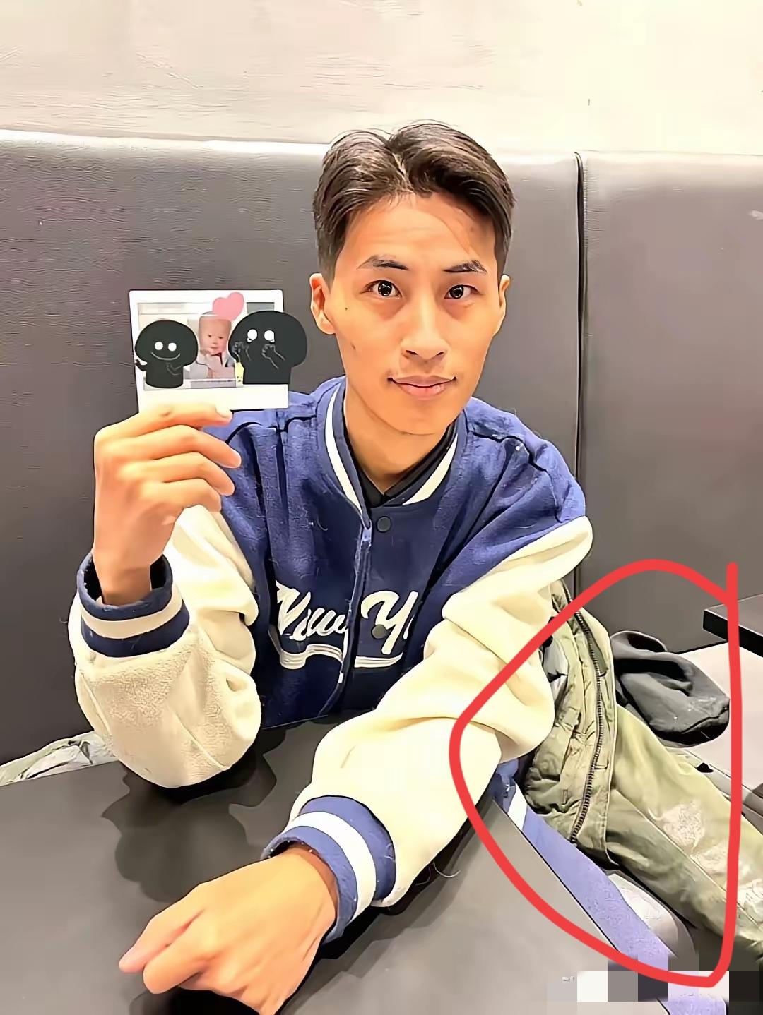 细心的网友发现，张云鹏在晒出他手里拿着用小时候的照片和爸爸妈妈合成的照片，脸露