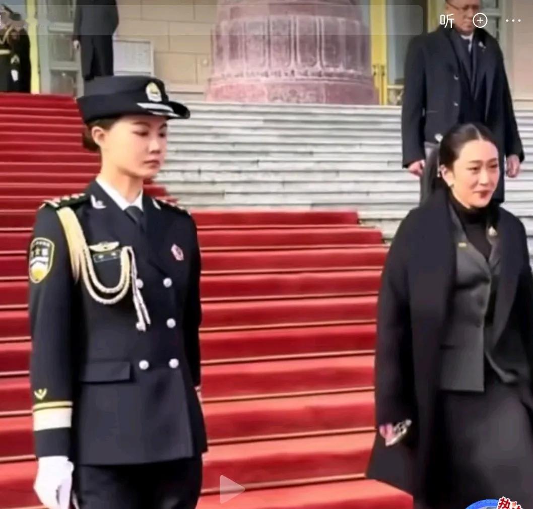 原来，最美女保镖“严月霞”的本名叫徐瑾。“严月霞”这个名字，大家并不陌生，而且