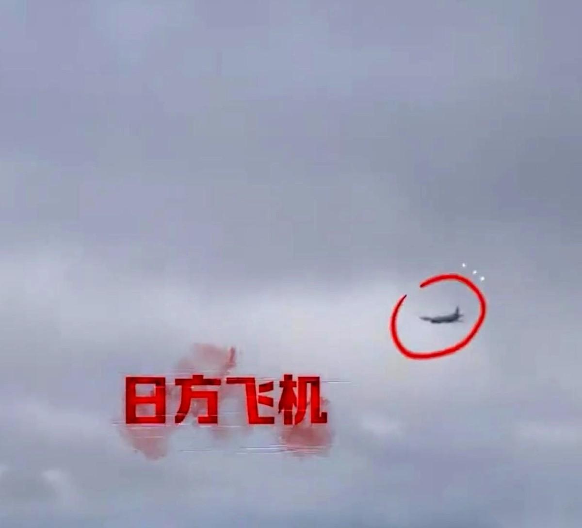 大半夜刷到个新闻，直接给我气笑了。日本人的军舰和飞机，居然敢凑到咱们辽宁号航母