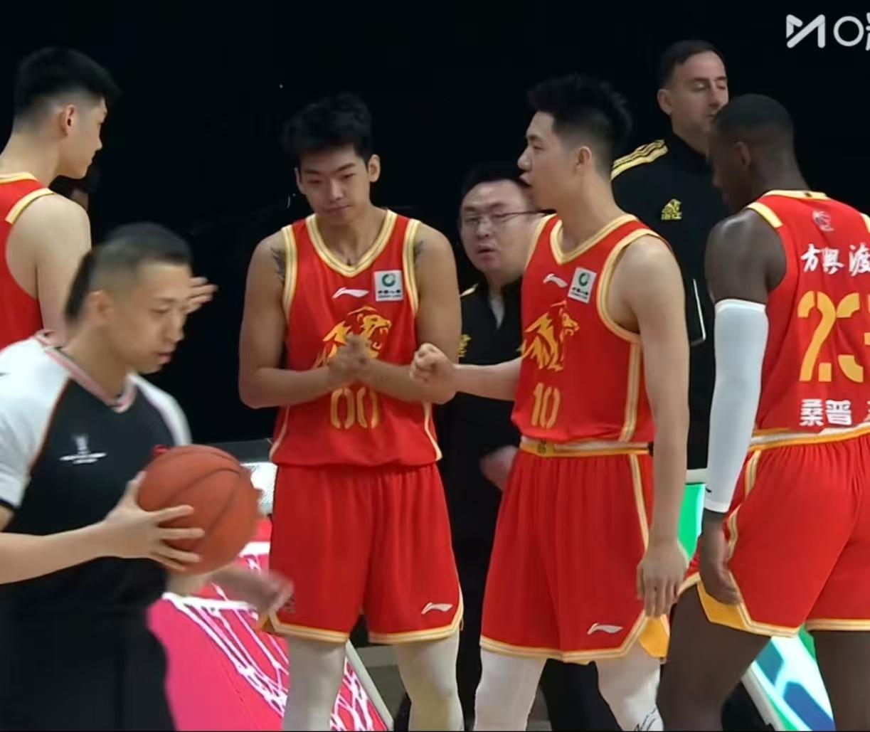 广厦男篮太强了！不止冠军阵容能打，青训的崛起，也让他们的未来充满底气啊！