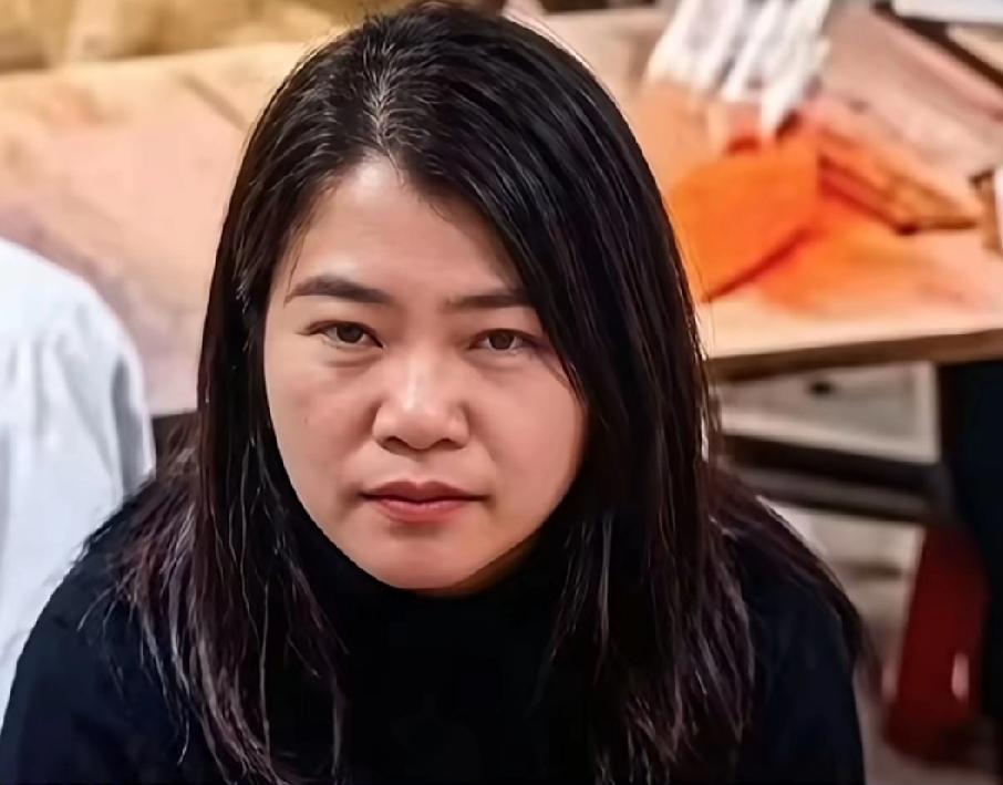 这下好了，全网都在找你，一碗螺蛳粉汤泼出去，算是把自己泼上热搜了，果然相由心生，