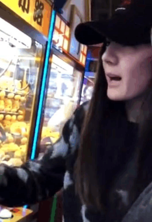 独家解读有关迪丽热巴现身机场低调的玩夹娃娃