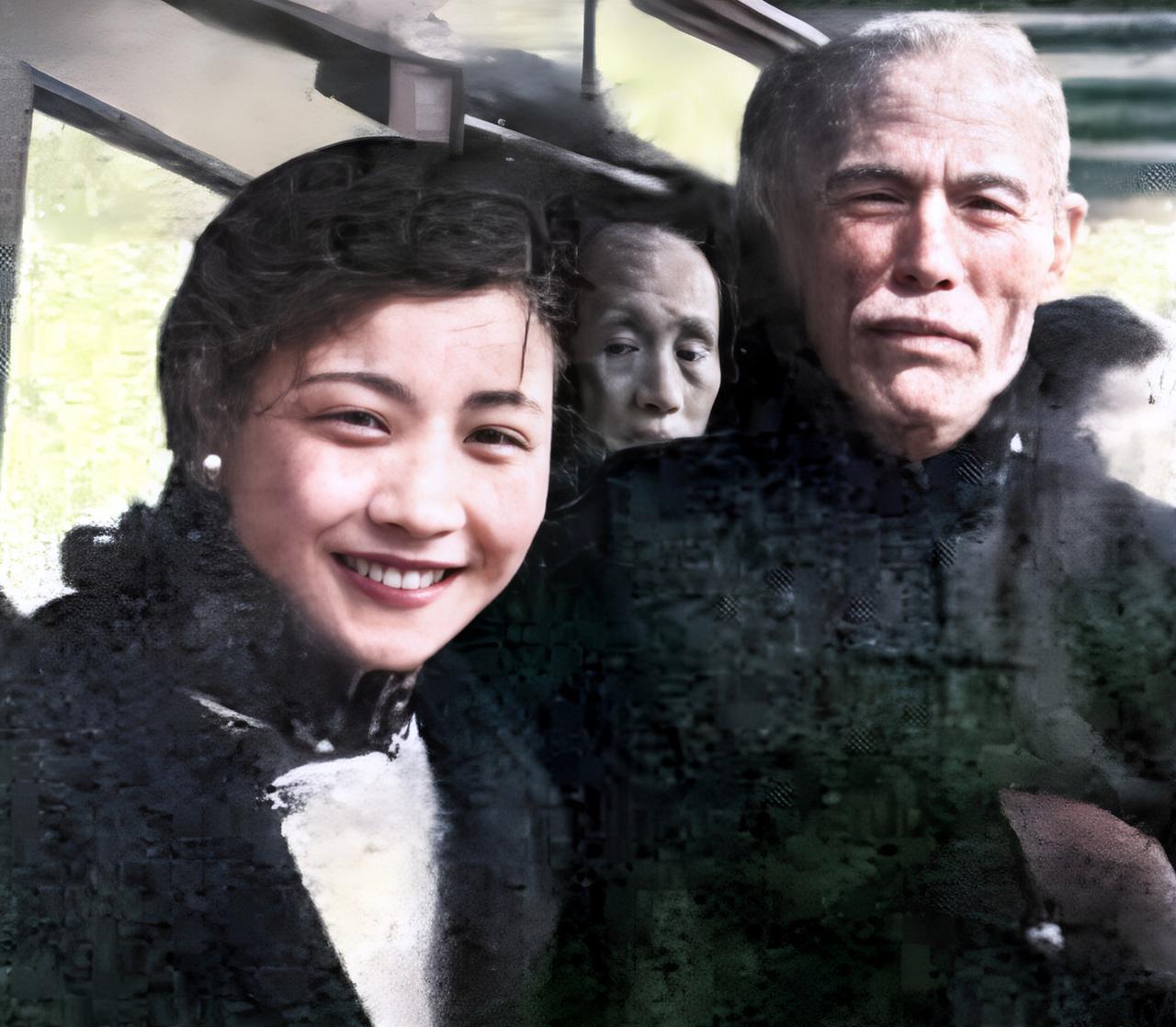 这是演员阮玲玉与香港首富何东在一起。两人之间存在干父女关系。当初，女演员林楚楚（