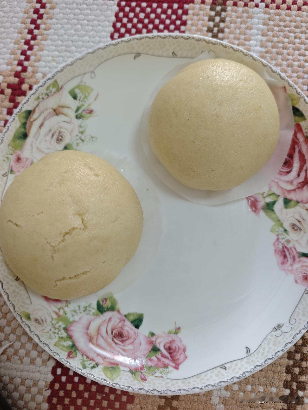 老头一早上给我做的病号饭，新蒸的馒头，一碗西红柿鸡蛋汤，里面卧一个鸡蛋。这么