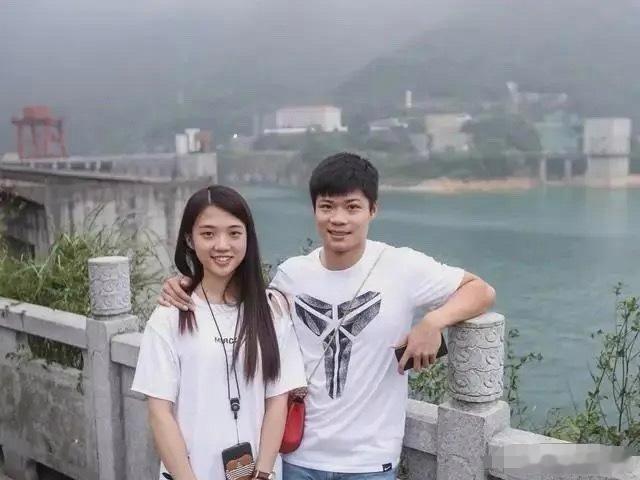 苏炳添与妻子年轻时照片，二人乃初中同学，初恋至今，属实可贵