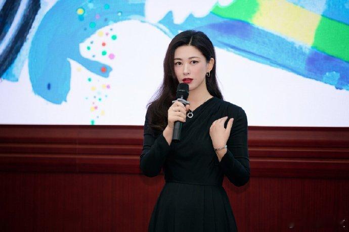 朱珠allblack优雅成这样终于懂什么叫“优雅不分场合”，朱珠一袭小黑裙配尖